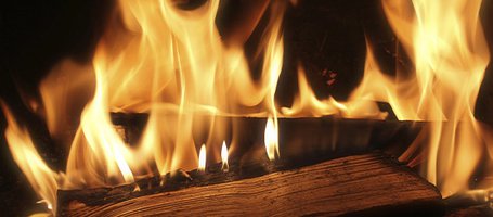 Camino: come scegliere e posizionare la legna da ardere